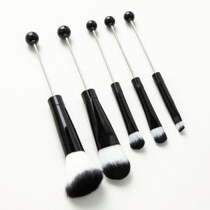 Set de 5 Brochas Profesionales de Plástico para Polvo, Colorete y Cejas, con Mango Metálico con Cuentas, Regalo de Navidad para Maquilladores y Modelistas - Product Image 4