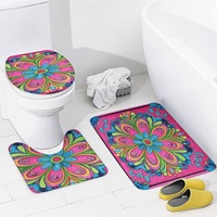 Ensemble de salle de bain quatre pièces style bohème en polyester rose avec mandala coloré, rideau de douche, tapis de sol et coussin de siège de toilette