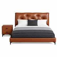 Lit double moderne de luxe en cuir véritable marron avec rembourrage en duvet, tête de lit capitonnée à dossier souple, cadre en bois massif, taille King