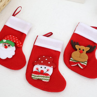 Mini chaussettes de Noël rouges avec appliques Père Noël, renne et bonhomme de neige, décorations suspendues pour sapin de Noël, chaussettes cadeaux