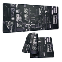 Grand tapis de souris de jeu, design anime cartoon, imperméable, base en caoutchouc antidérapante, protection contre les rayures, protection contre les radiations, pour la maison et le bureau