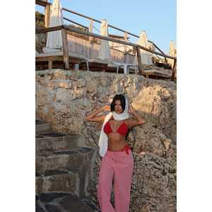 Costume de pantalon formel à carreaux rouges avec décoration boutonnée, style estival - Product Image 3