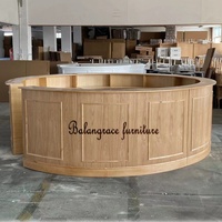 Meilleure vente Location de mobilier événementiel au design moderne personnalisé comptoir de bar rond en bois massif naturel pour fête de mariage