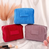 Pochette de rangement pour maquillage en velours exquis pour femmes, motif lettres, grande capacité, fermeture éclair, sac cosmétique portable, organiseur de beauté en peluche