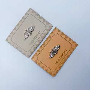 Quảng trường 3D logo dập nổi thân thiện với môi lụa Màn hình in các bản vá lỗi SEW-on đen kim loại <span class=keywords><strong>PU</strong></span> da vương miện Bee huy hiệu Hàng may mặc nhãn - Product Image 4