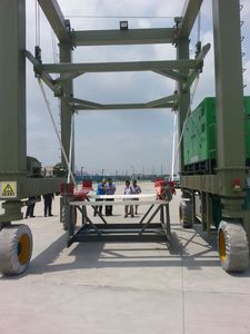 Grue à <span class=keywords><strong>portique</strong></span> de chantier naval de 100 tonnes fabriquée en Chine pour le levage de navires - Product Image 4