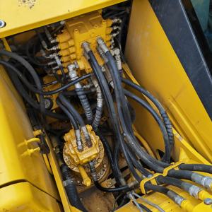 Excavatrice Komatsu PC110 d'occasion, 11 tonnes, godet de 0,3 m³, marque japonaise d'origine, chenilles moyennes, faible nombre d'heures, certifiée CE, modèle 2022 - Product Image 5