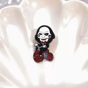 Broche de Metal único con temática de dibujos animados de Funky Joker para decoración de Atuendo para la graduación de Halloween del Día Nacional de Navidad - Product Image 3