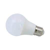 Ampoules LED A60 E27/B22 Haute Performance Givrées et Transparentes 11W 1055LM 2700K Lumière Chaude pour Usage en Entrepôt