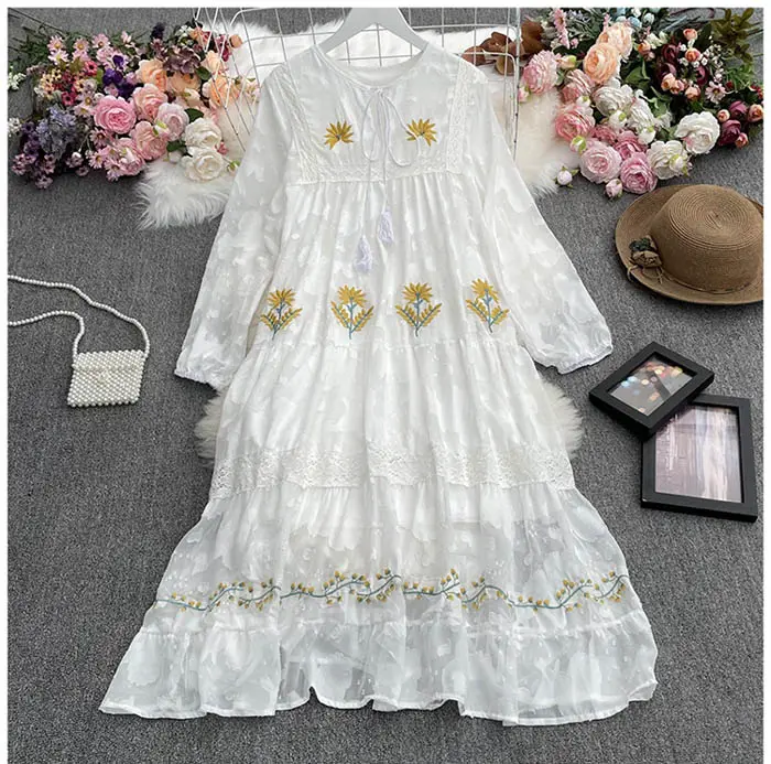 فستان نسائي DD7032 على الطراز الكوري, فستان أبيض برقبة دائرية وأكمام طويلة مطرزة بالورود مناسب للعطلات موضة 2022 ، ملابس 7