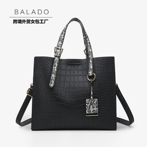 Bolso de mano de tres piezas de charol con diseño de rosa, tipo bandolera - Product Image 5