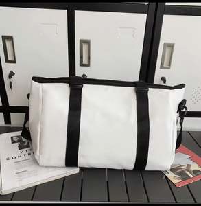 Sacs fourre-tout pour femmes avec logo personnalisé en gros, sacs à bandoulière, sacs de tennis personnalisés, sacs de sport matelassés, sacs à main pour balles de sport, sacs de pickleball matelassés - Product Image 3