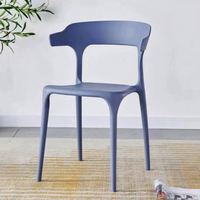 Chaise de salle à manger empilable personnalisée, style simple, robuste, résistante aux rayures, pour la vente en gros