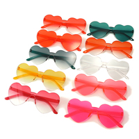 Vente en gros unisexe pêche en forme de coeur antireflet sans monture lunettes à lentille en PC une pièce monture marron amour soleil coloré personnalisé