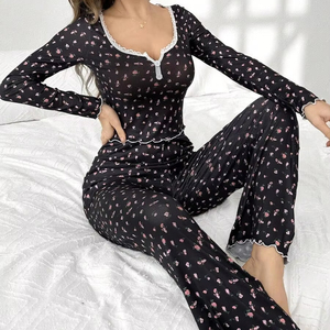 ชุดนอนลายดอกไม้ แขนยาว คอวี พร้อมโบว์ รุ่นใหม่ล่าสุด ผลิตจากโรงงาน ชุดนอนสองชิ้น เนื้อผ้านุ่ม - Product Image 5