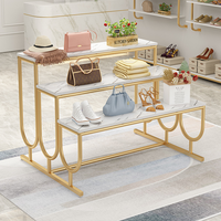Présentoir de Magasin de Vêtements Moderne en Métal avec Base Dorée, Table à Escalier et Étagère à Chaussures pour Salon