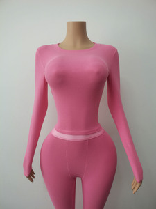 Conjunto Elegante de Invierno de Alta Calidad para Mujer Talla XS de Algodón Acanalado en Marrón y Rojo con Manga Larga y Leggings de Punto Personalizable Ropa de Estar por Casa - Product Image 3