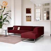 Canapé d'angle moderne en forme de L avec chaise longue et structure métallique, canapé en tissu bordeaux avec cadre élégant pour suite d'hôtel, appartement de luxe