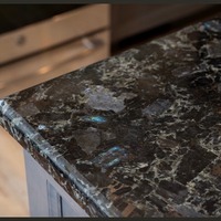 Fabricant de dalles de granit Revêtement en pierre naturelle de bonne qualité pour mur et plancher de comptoir en granit bleu Volga, escaliers et fenêtres