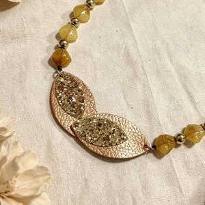 Wholesale Bohemian Leather Cord Necklace Two Tone Textured Gold Leaf Pendant Yellow Amber Beads Women Daily Vacation Necklace - Product Image 3