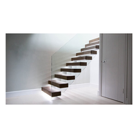 Escalier flottant mural avec supports en acier, marches en noyer massif, balustrade en verre, sans supports verticaux
