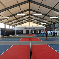 Complexe de pickleball intérieur avec structure en acier, panneaux acoustiques en laine de roche, certifié CE, éclairage suspendu, prêt à l'emploi en usine