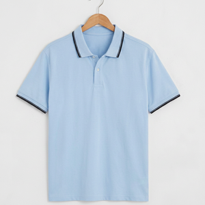 Polo de Manga Corta Azul Claro para Hombre, Corte Regular, Ribete en Contraste, Estilo Preppy, Logotipo Bordado en la Parte Delantera, Color Sólido, Algodón Oxford - Product Image 1
