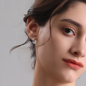 Joyería Hawaiana al Por Mayor Plata de Ley 925 Chapada en Oro de 14k Regalo para Mujer y Hombre Set de Pendientes de Aro Tipo Huggie con Flor Hawaiana Negra de 15mm - Product Image 4