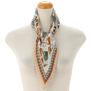 Écharpe en soie plissée ondulée, mode féminine, décorative, carrée, rétro, en polyester, élégante. - Product Image 5