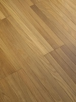 Parquet en bois de qualité AB FSC avec un design linéaire unique à fines bandes pour un décor moderne et minimaliste