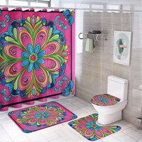 Ensemble de salle de bain quatre pièces style bohème en polyester rose avec mandala coloré, rideau de douche, tapis de sol et coussin de siège de toilette