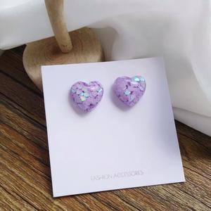 2025ต่างหูเม็ดเดี่ยวประดับเลื่อมรูปหัวใจสีม่วงใหม่ต่างหูเรซิ่นรูปหัวใจน่ารักสำหรับงานเลี้ยงของผู้หญิงเด็กผู้หญิง - Product Image 4