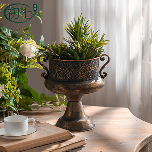 Vase à fleurs séchées en fer forgé antique, photographie de studio, ancien ornement décoratif, forme de trophée romantique français, style campagnard américain - Product Image 1