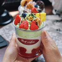 Bougie artisanale réaliste en forme de pot de crème glacée avec couverture de neige aux fraises, bougie esthétique en cire de soja pour cadeau de mariage et décoration intérieure
