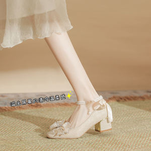 حذاء نسائي أنيق بيج اللون بنسيج محبب وكعب سميك 5 سم مريح مع تزيين باللؤلؤ والأحجار الكريمة وحزام كاحل متعدد الجدائل وحواف ذهبية - Product Image 6