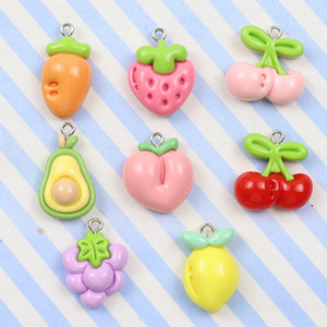 Breloques en résine esthétiques et mignonnes en forme de fruits pour la fabrication de porte-clés, fournitures DIY pour porte-clés, pendentifs fraise, pêche, avocat, composants et accessoires - Product Image 1