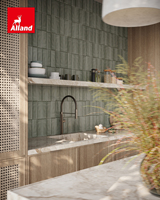 Armoire de cuisine Alland de style français en placage de chêne avec finitions en grain de bois naturel et porte en panneaux texturés en rotin
