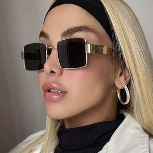 แว่นกันแดดโลหะทรงสี่เหลี่ยมสำหรับผู้หญิง ป้องกันรังสียูวี 100% แฟชั่นสไตล์สตรีทฮิปฮอปเลนส์สีดำพร้อมกรอบสีทอง - Product Image 3