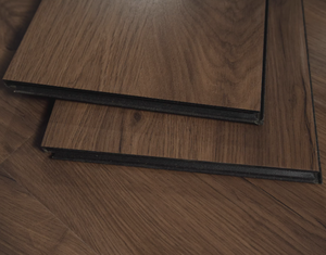 Piso Laminado Chevron Cinza Claro de 12mm com Camada de Desgaste AC4 e Sistema Click Lock com Textura de Madeira para Casa - Product Image 5