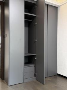 <span class=keywords><strong>Armario</strong></span> de Dormitorio <span class=keywords><strong>Empotrado</strong></span> de Madera Moderna Gris Brillante Personalizado, Compartimentos Ocultos, Diseño de 6 Puertas, Estantes Ajustables - Product Image 2