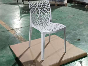 Chaise en plastique multi-usage au design élégant, siège confortable avec une bonne circulation d'air, populaire pour les cafés modernes et la maison - Product Image 2