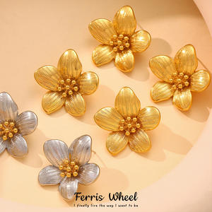 QX Boucles d'oreilles clous tendance et élégantes pour femme, en acier inoxydable 316L plaqué or 18 carats, motif fleur blanche, idéales pour les soirées - Product Image 2