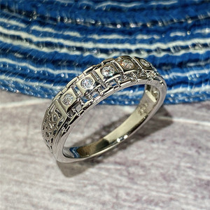 Anello Minimalista Geometrico con Zirconi per Donne, Gioiello Elegante e di Lusso - Product Image 3