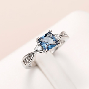 Elegante Anello di Fidanzamento Classico Quadrato in Ottone con Pietra Blu per Donne, Design Scintillante con Incastonature, Gioiello Regalo - Product Image 4