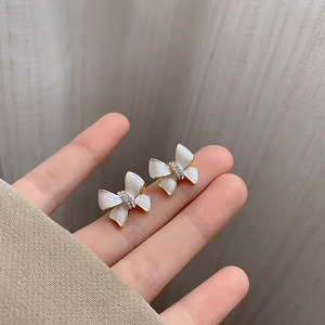 Orecchini a perno con fiocco dolce per donna, accessori per l'orecchio alla moda per l'uso quotidiano - Product Image 6