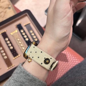 <span class=keywords><strong>Bracelet</strong></span> de montre de luxe en velours côtelé avec bouton décoratif pour <span class=keywords><strong>Apple</strong></span> <span class=keywords><strong>Watch</strong></span> 10 9 8 SE 7 6, <span class=keywords><strong>bracelet</strong></span> tendance avec boucle en alliage à clipser - Product Image 4