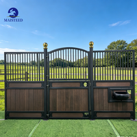 Écurie modulaire robuste en acier galvanisé avec porte hollandaise et panneaux de remplissage en bambou pour ferme équestre