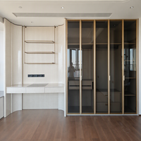 Meuble de chambre à coucher de luxe moderne : Armoire, coiffeuse cintrée, dressing en verre avec rangement et placards à vêtements avec tiroirs