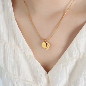 Elegante Collar con Colgante de Moda de Acero de Titanio con Baño de Oro de 18K, Grabado de Buena <span class=keywords><strong>Suerte</strong></span>, Etiqueta Redonda con Incrustaciones de Pequeños Circones en Forma de Luna - Product Image 3