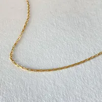 Collier chaîne en acier inoxydable de style chic neutre eManco Fashion, parfait pour le lieu de travail et les dîners d'affaires.
